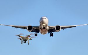 dron volando muy proximo a un avión de pasajeros